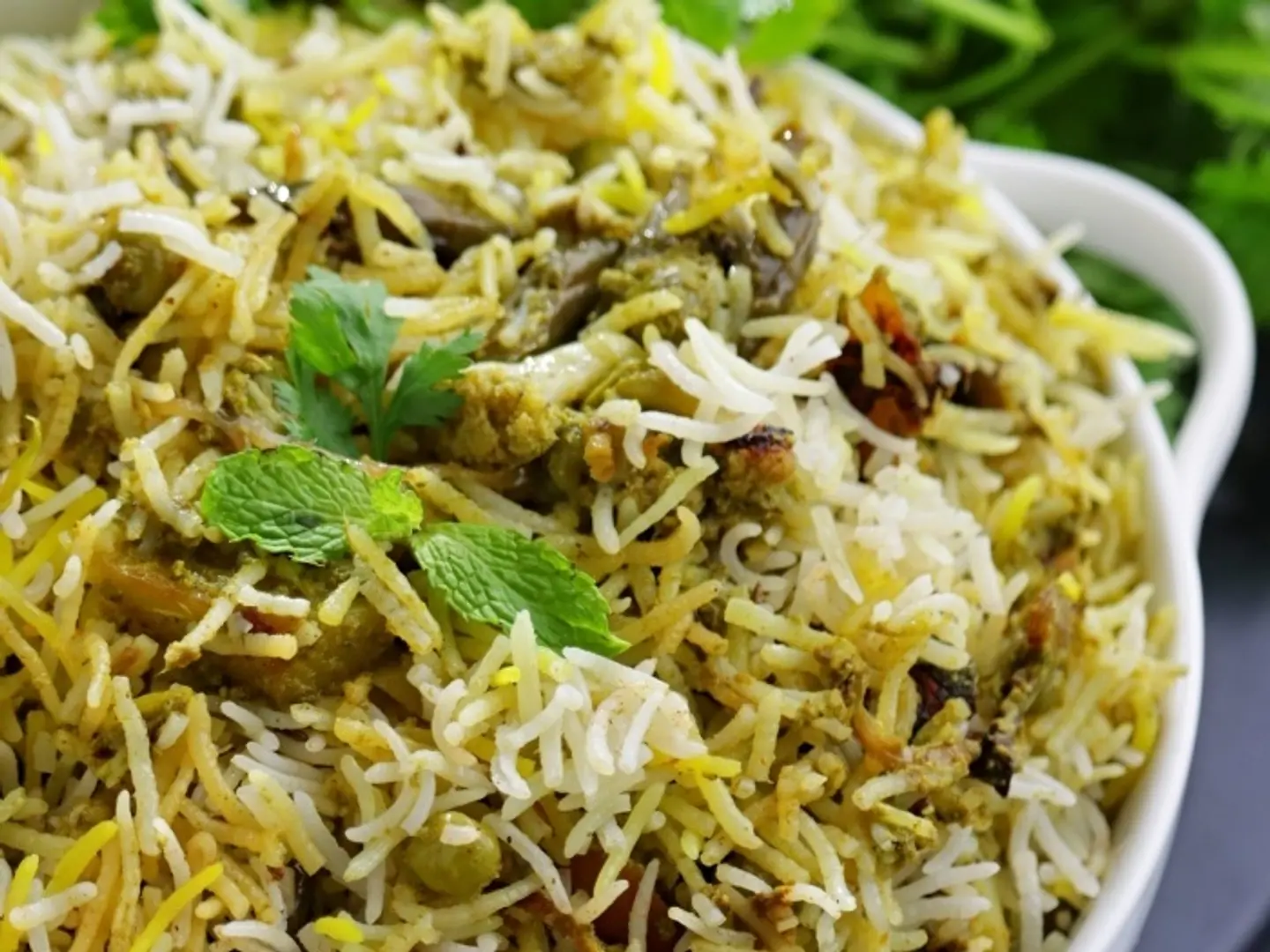 حيدر أباد دوم برياني مع رايتا ومخلل وباباد