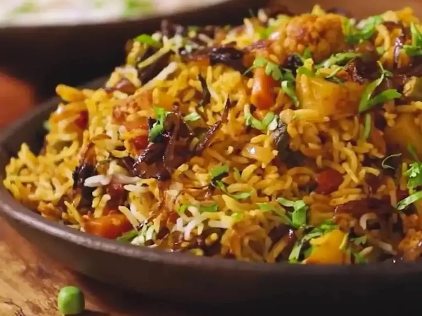 برياني الخضار مع الرايتا والمخلل والباباد (جاين)