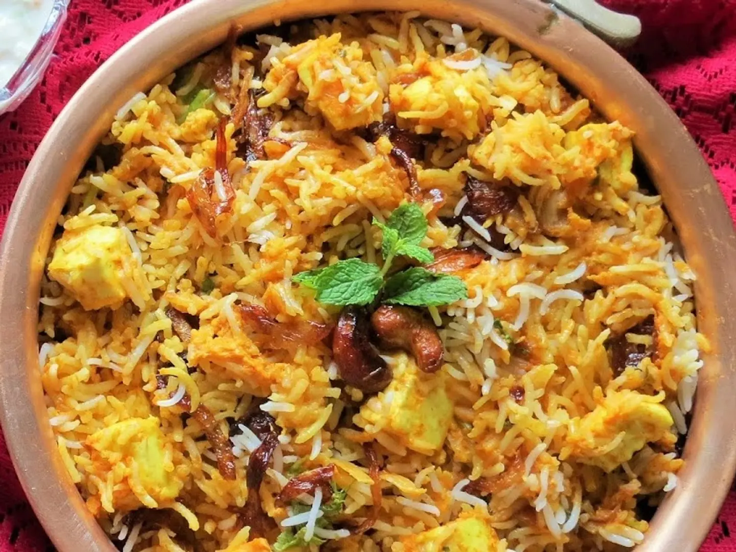 بانير ماخاني برياني مع رايتا ومخلل وباباد