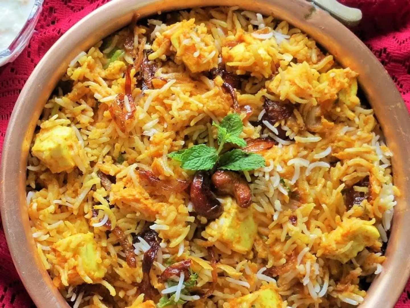 بانير ماخاني برياني مع رايتا ومخلل وباباد (جاين)