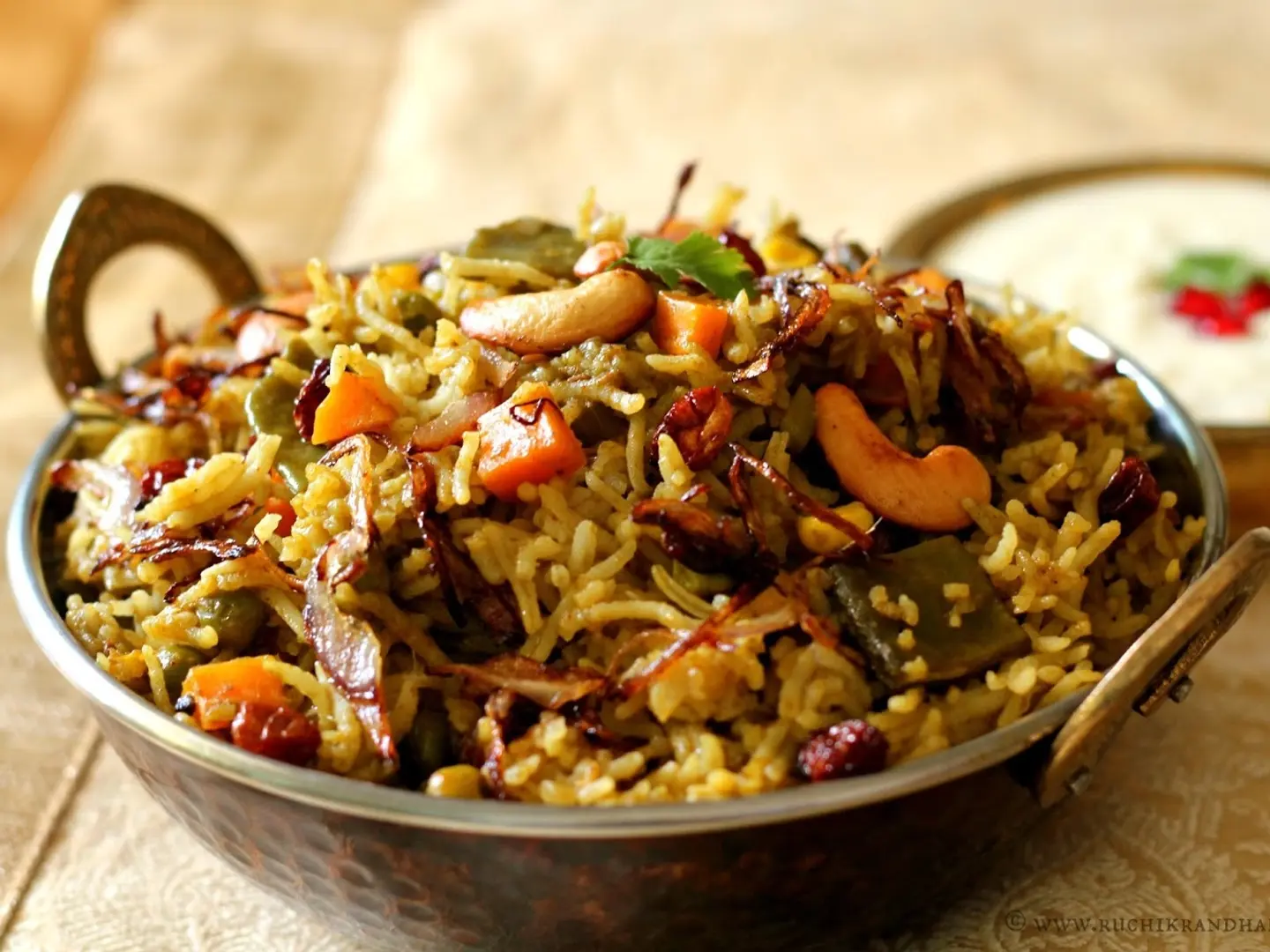 برياني ماسالا بالفطر مع رايتا، مخلل وباباد