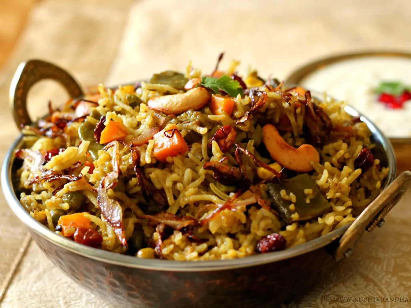 برياني ماسالا بالفطر مع رايتا، مخلل وباباد