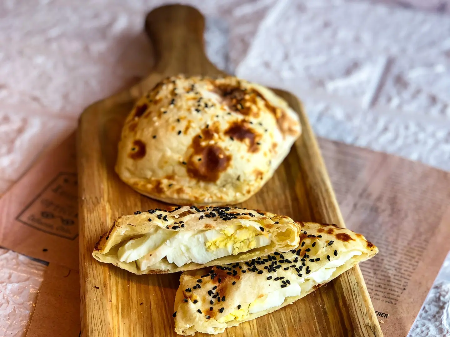 بيض مسلوق مع جبن