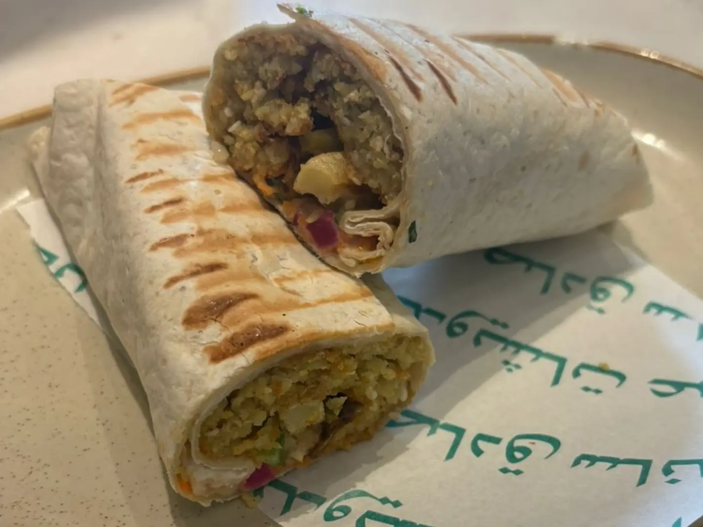 فلافل بخبز التورتيلا