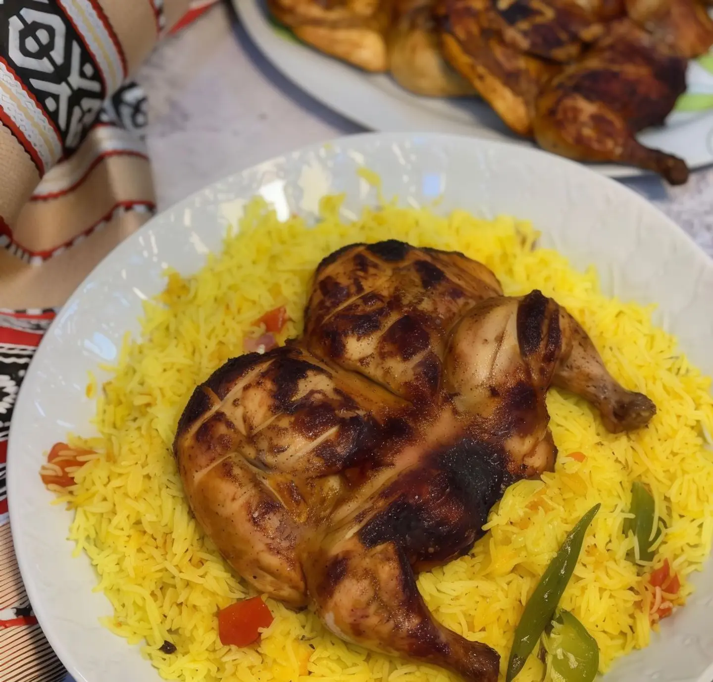 حبة دجاج على الفحم مع ارز بخاري