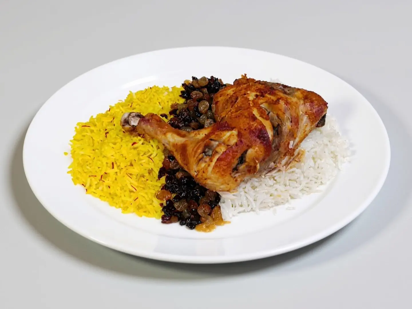 نصف حبة دجاج على الفحم مع أرز بخاري