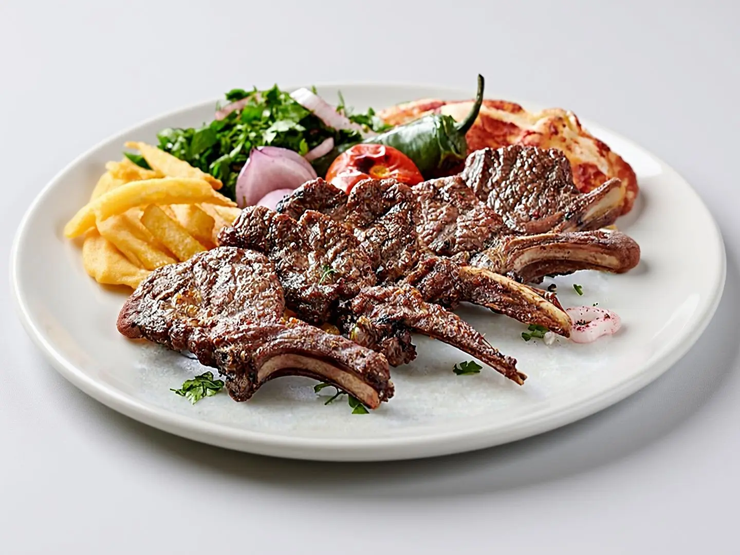 ريش لحم نعيمي 4 حبات مع البطاطس مع سلطة الخضار المشوي