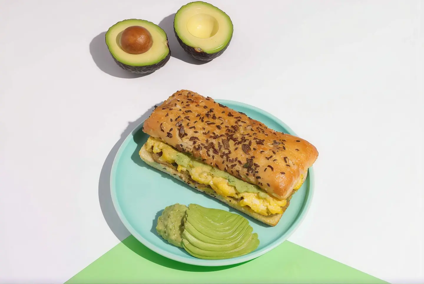 مخفوق البيض مع صلصة الأفوكادو