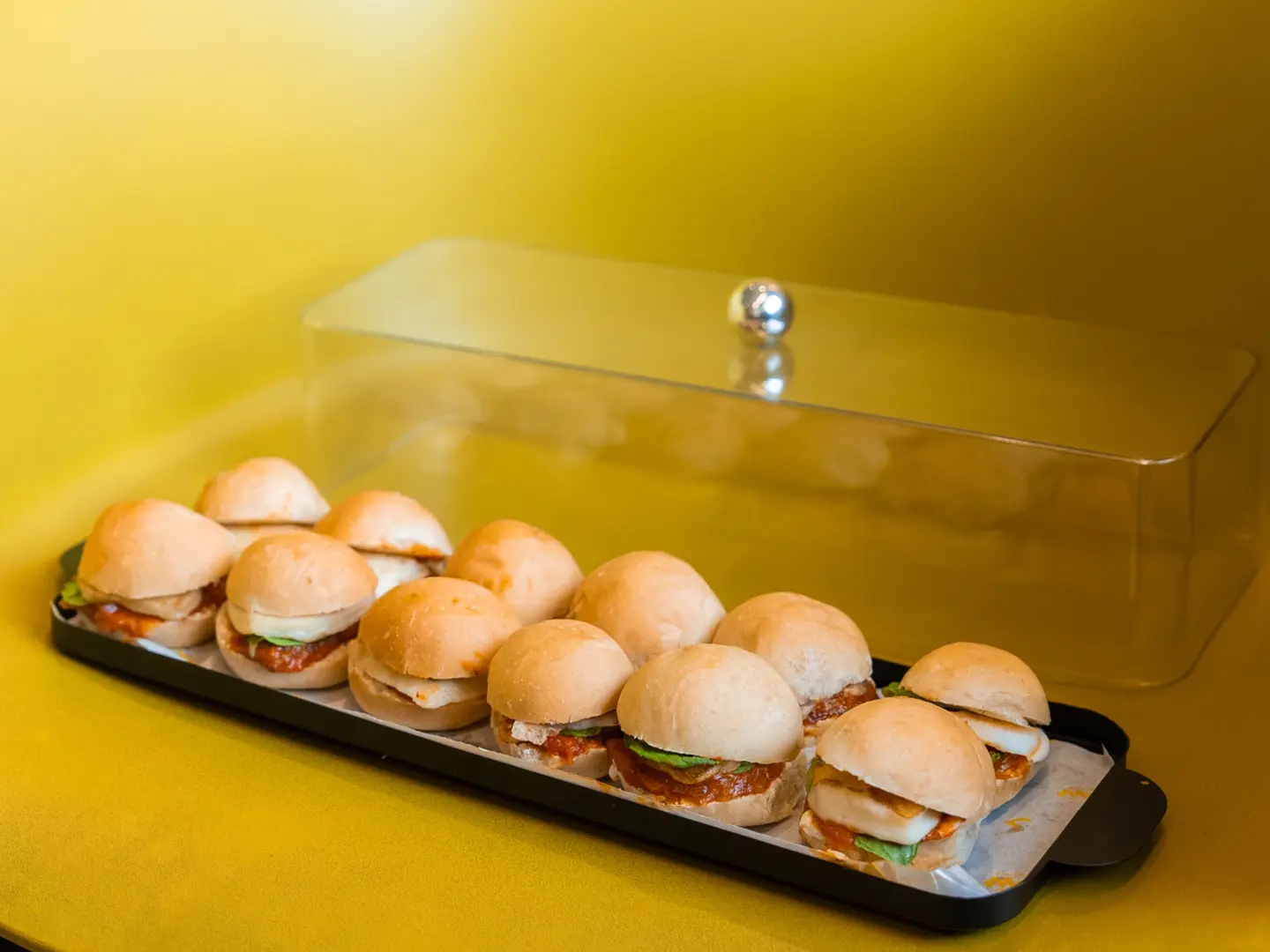 بوكس ميني حلومي يتكون 12 قطعه