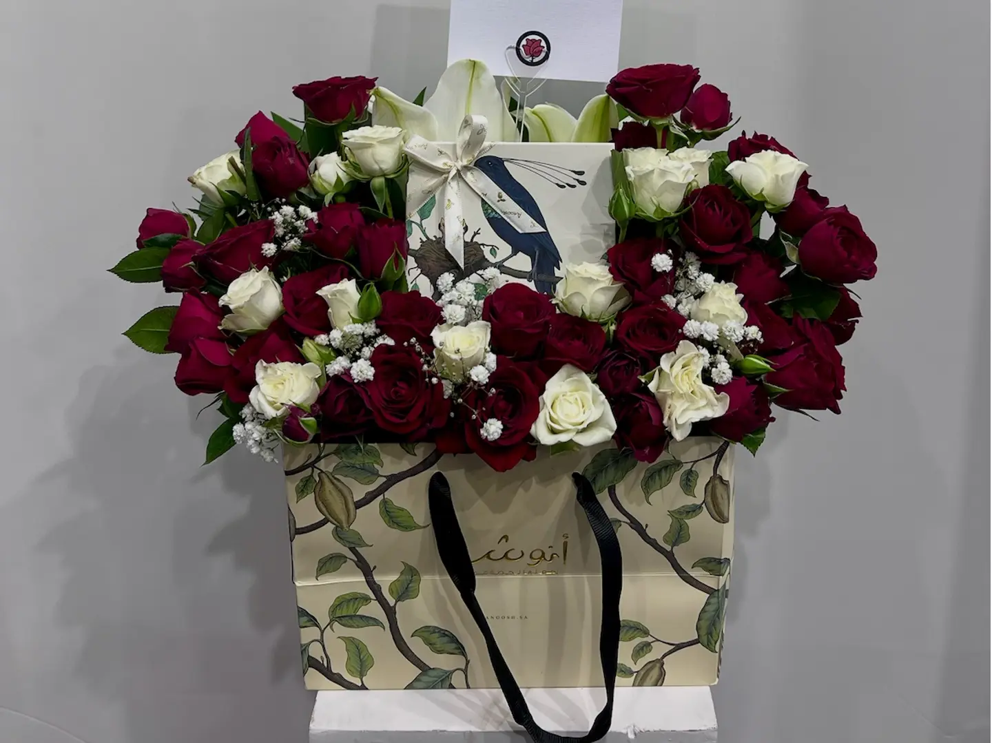 حقيبة هدايا مخصصة من الزهور والشوكولاتة