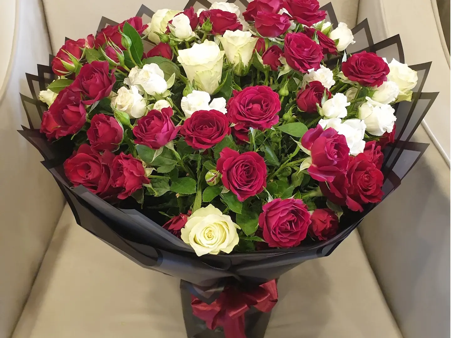 باقة الورد المخملي الداكن والكريمي