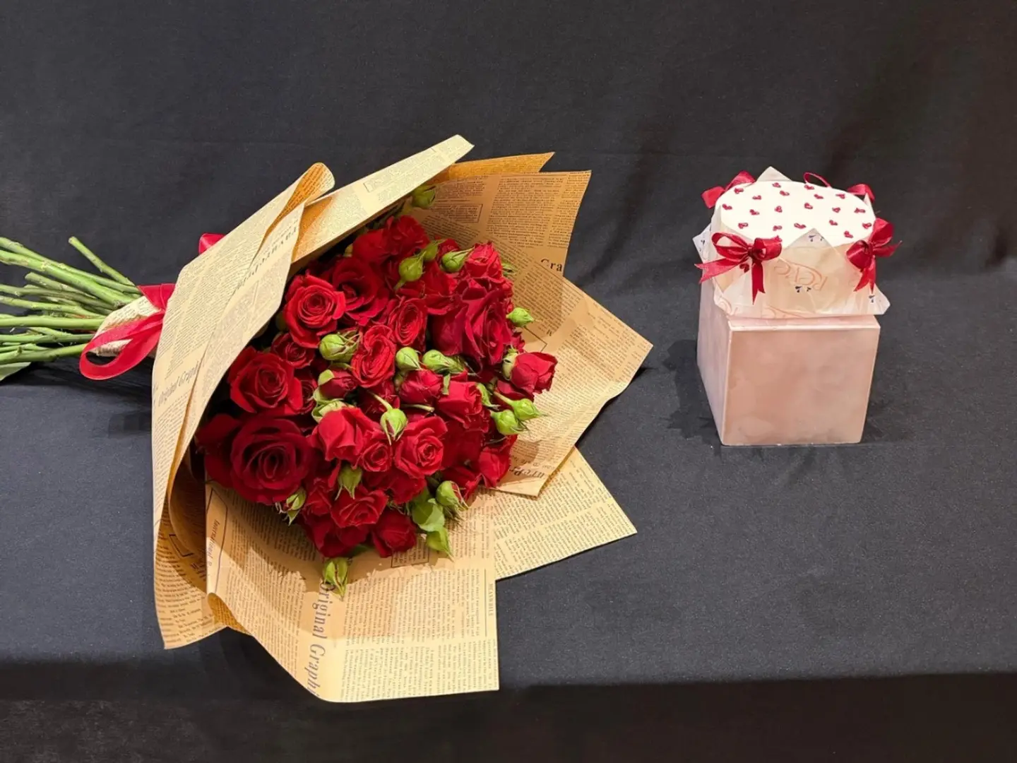 باقة ورد روز بيبي مع كيك لعيد الحب