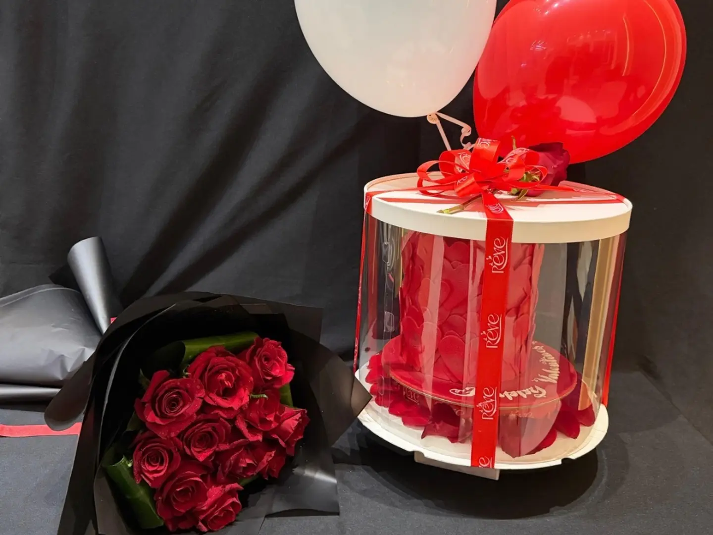 صندوق السعادة مع باقة ورد