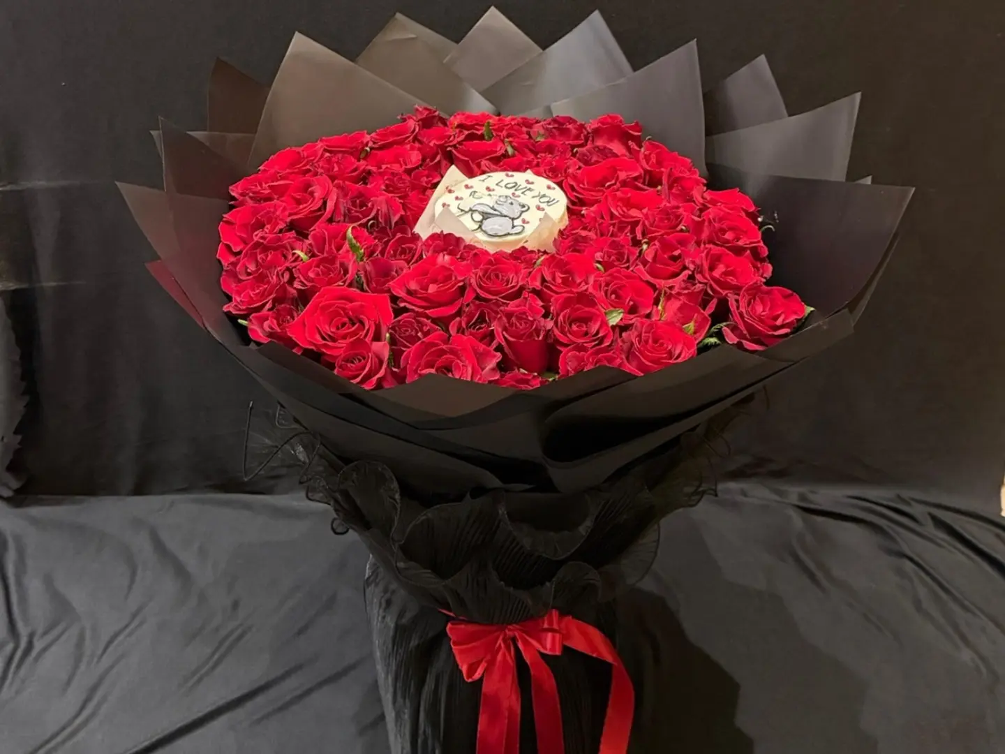 كيك وباقة كبيرة ليوم الحب