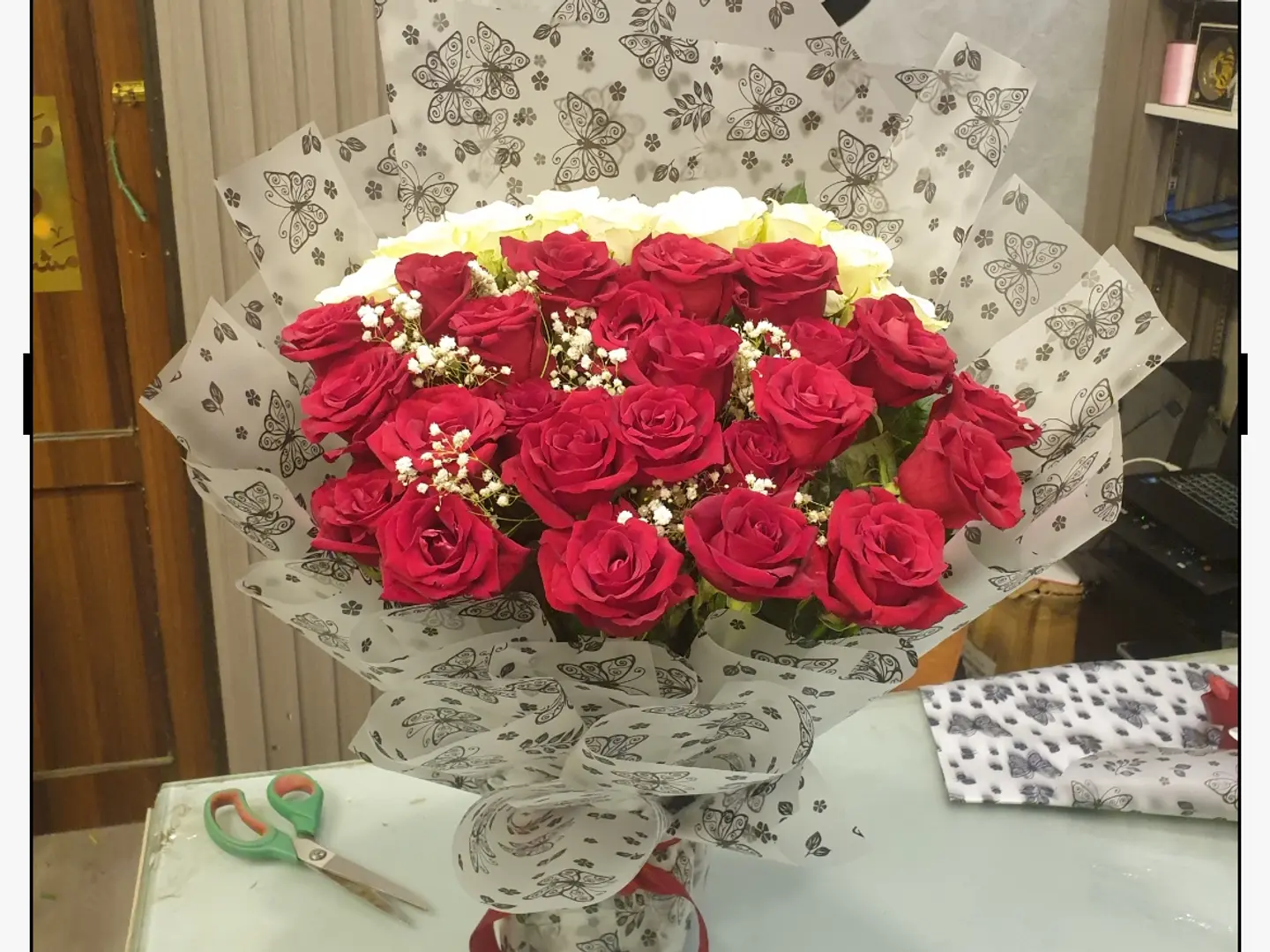 باقة ورد مختلطة بلونين