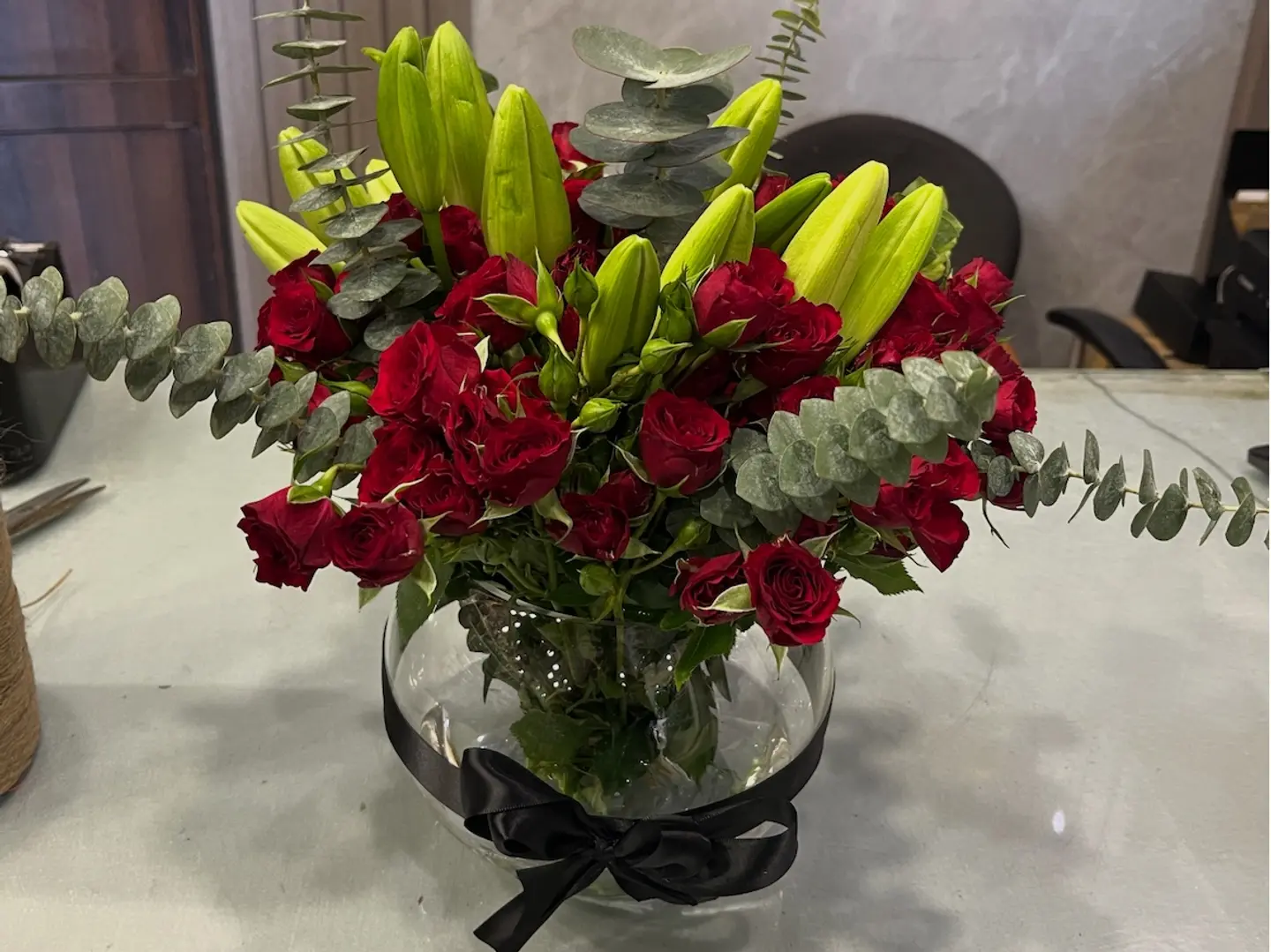 وعاء الورد الأحمر وزنابق