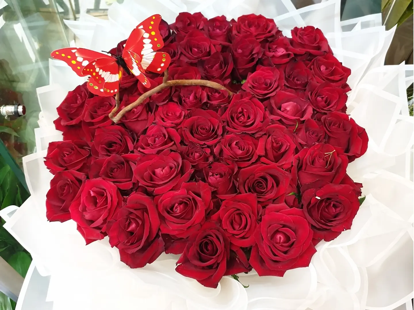 باقة الفراشة الوردية الساحرة