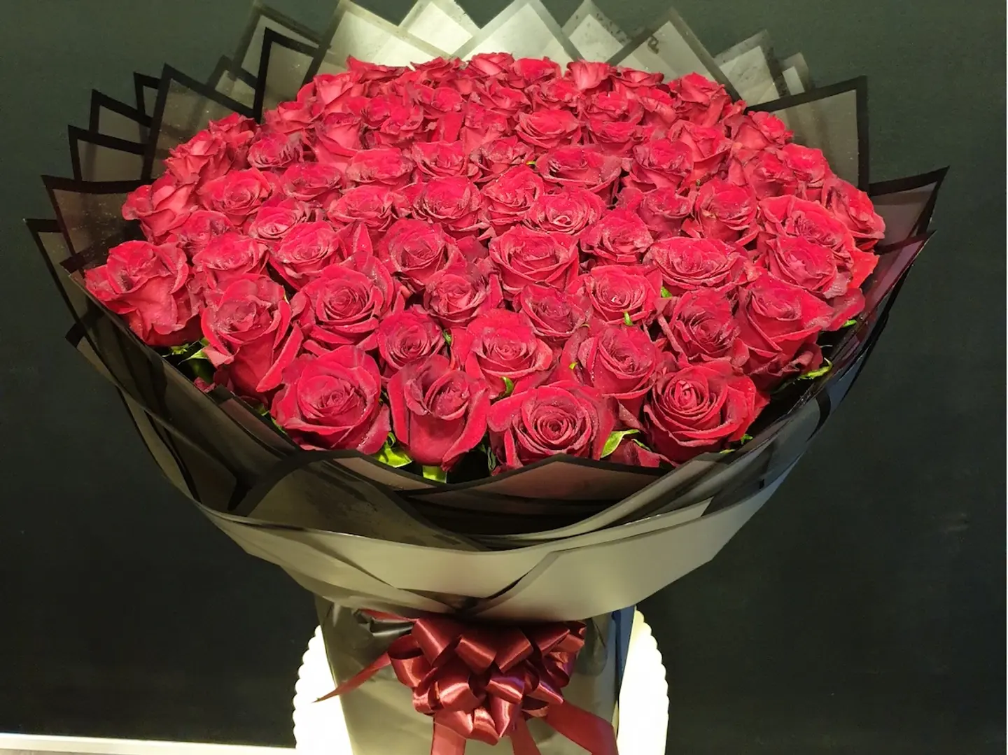 باقة الزهور الحمراء المذهلة