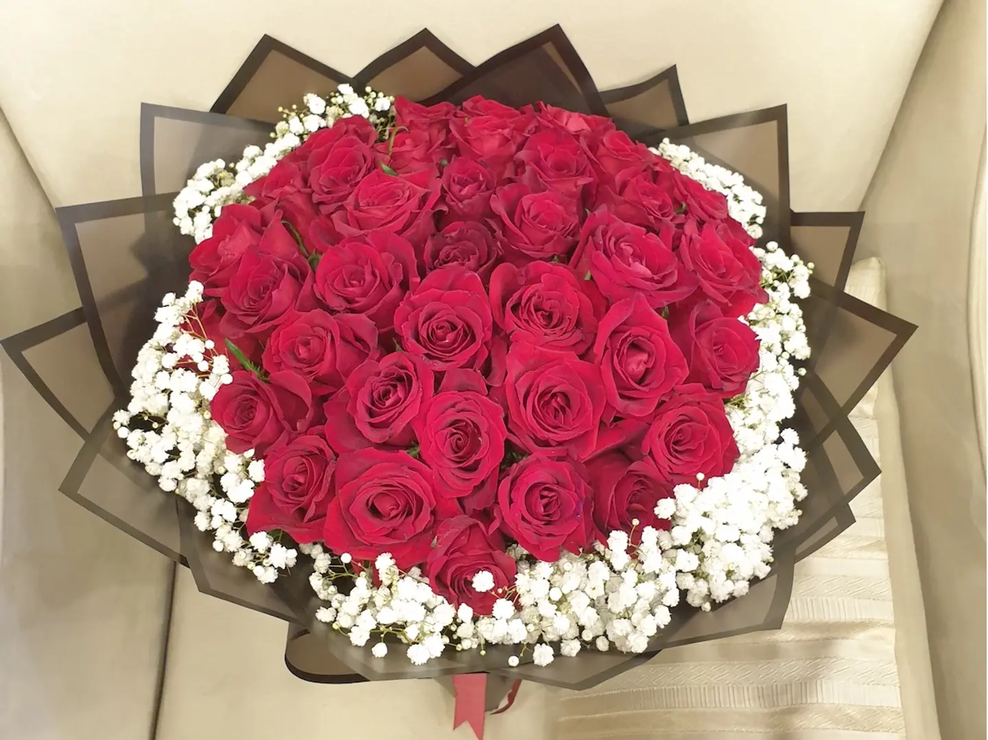 باقة الورد الأحمر الكلاسيكي والبيبي بريث.