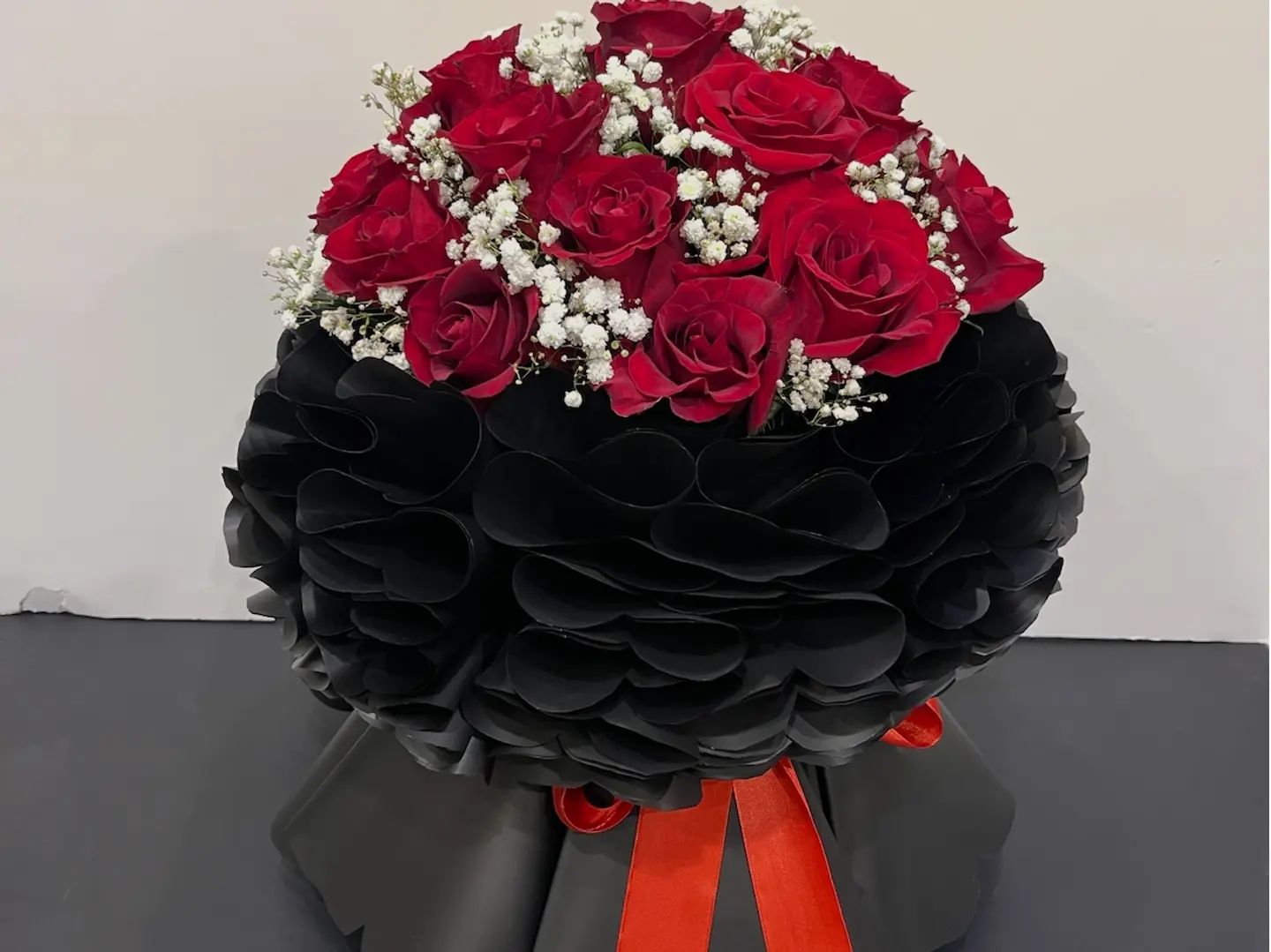 باقة الزهور المنفوشة بالورد الأحمر والبيبي بريث