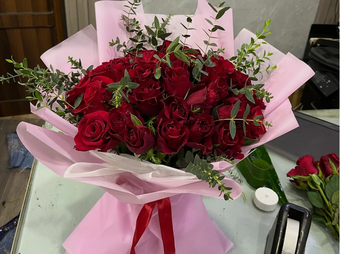 غلاف وردي مع فيونكة حمراء