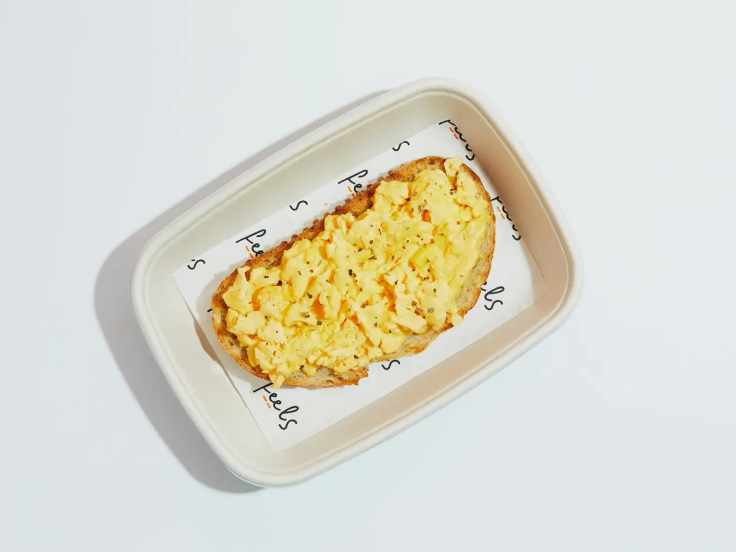 بيض مخفوق مع الجبنة والأعشاب