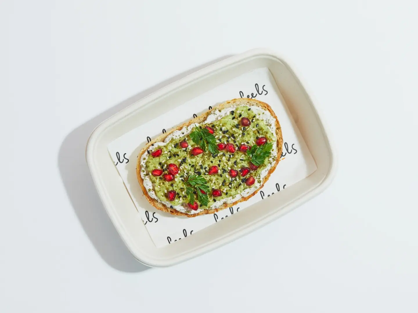 توست اللبنة والزعتر مع الأفوكادو