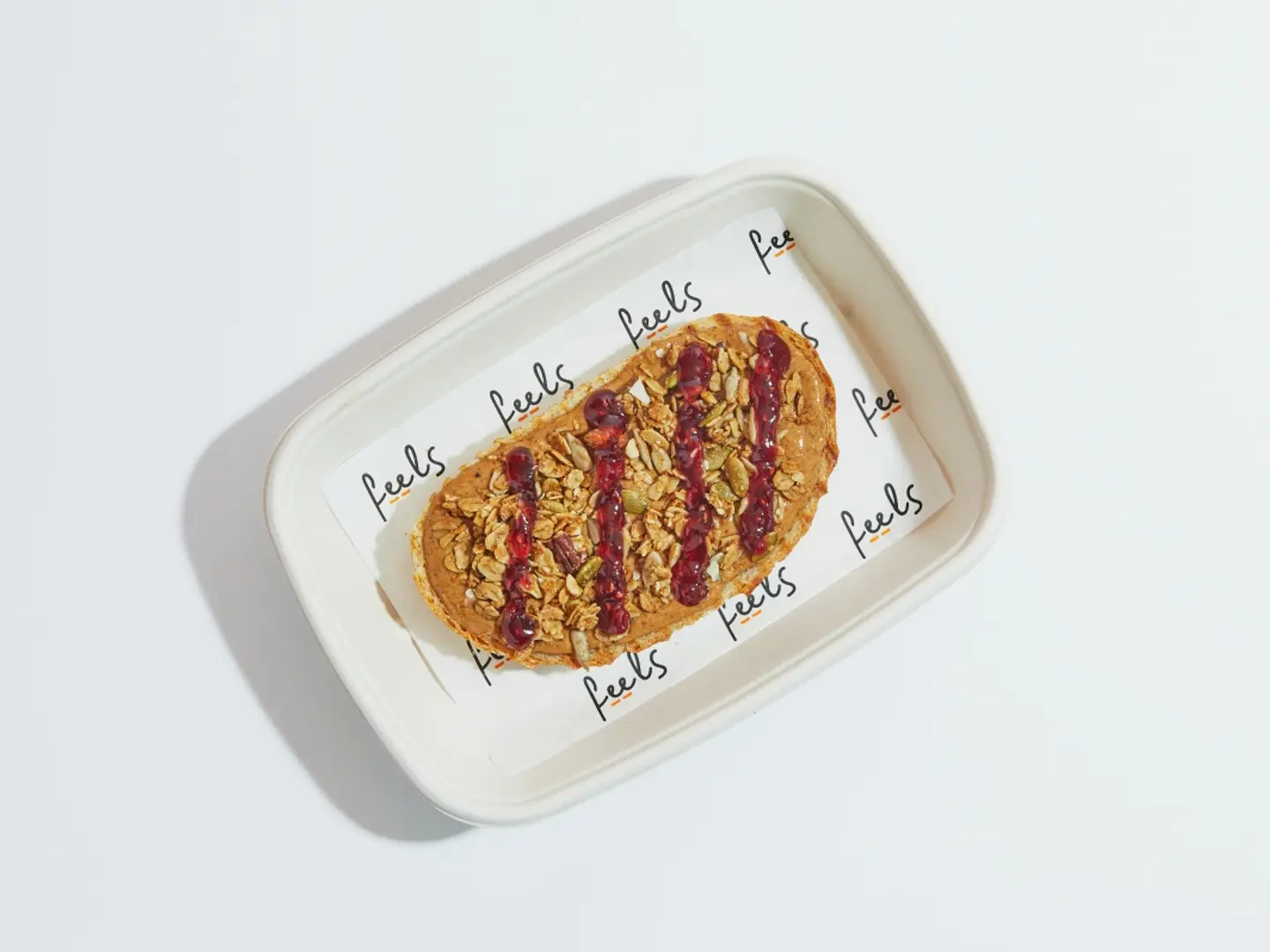 زبدة الفول السوداني والمربى على الخبز المحمص