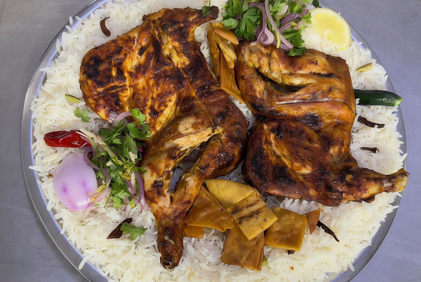حبة دجاج فحم مع رز شعبي