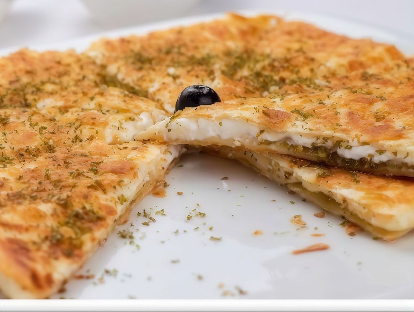 فطيرة جبنة بيضاء زيتون
