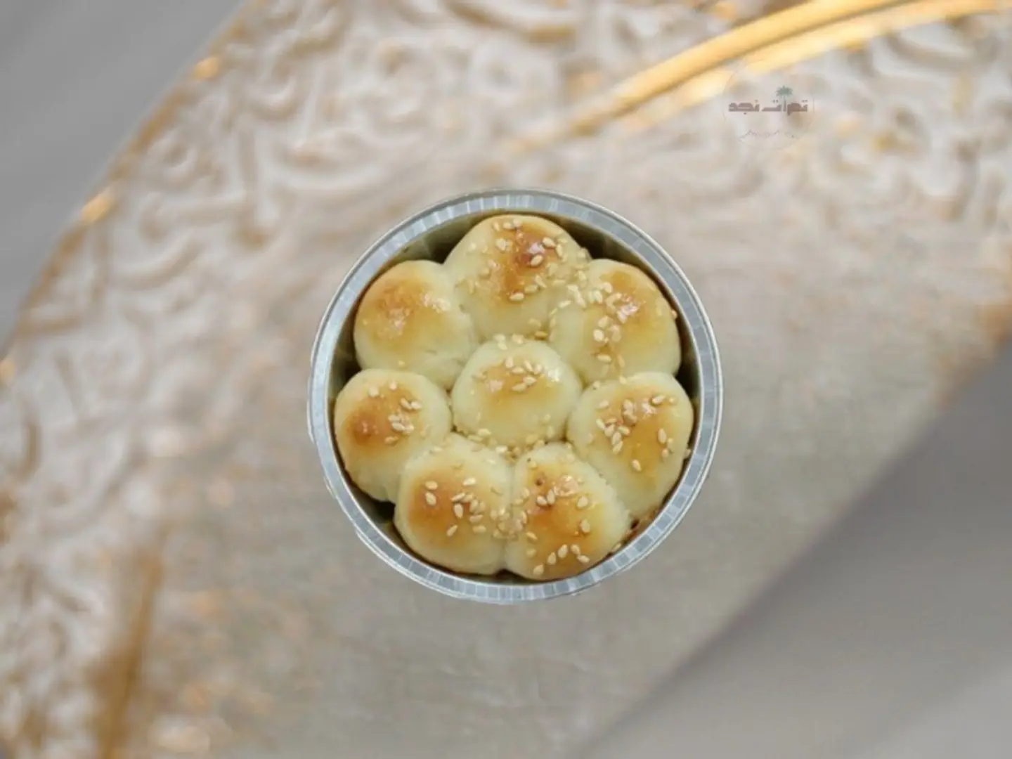 خلية نحل وردة