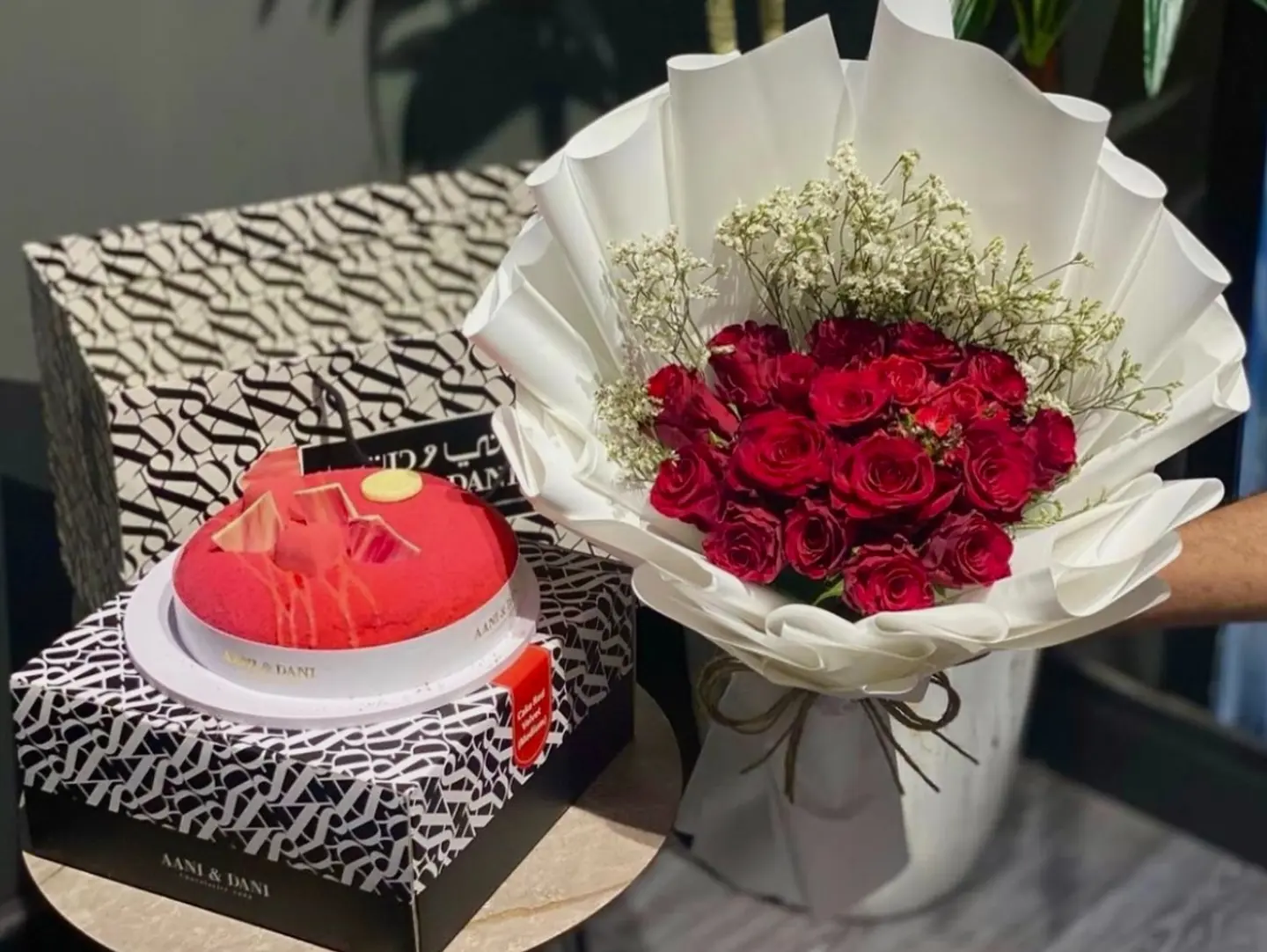 كيكه مع بوكيه احمر