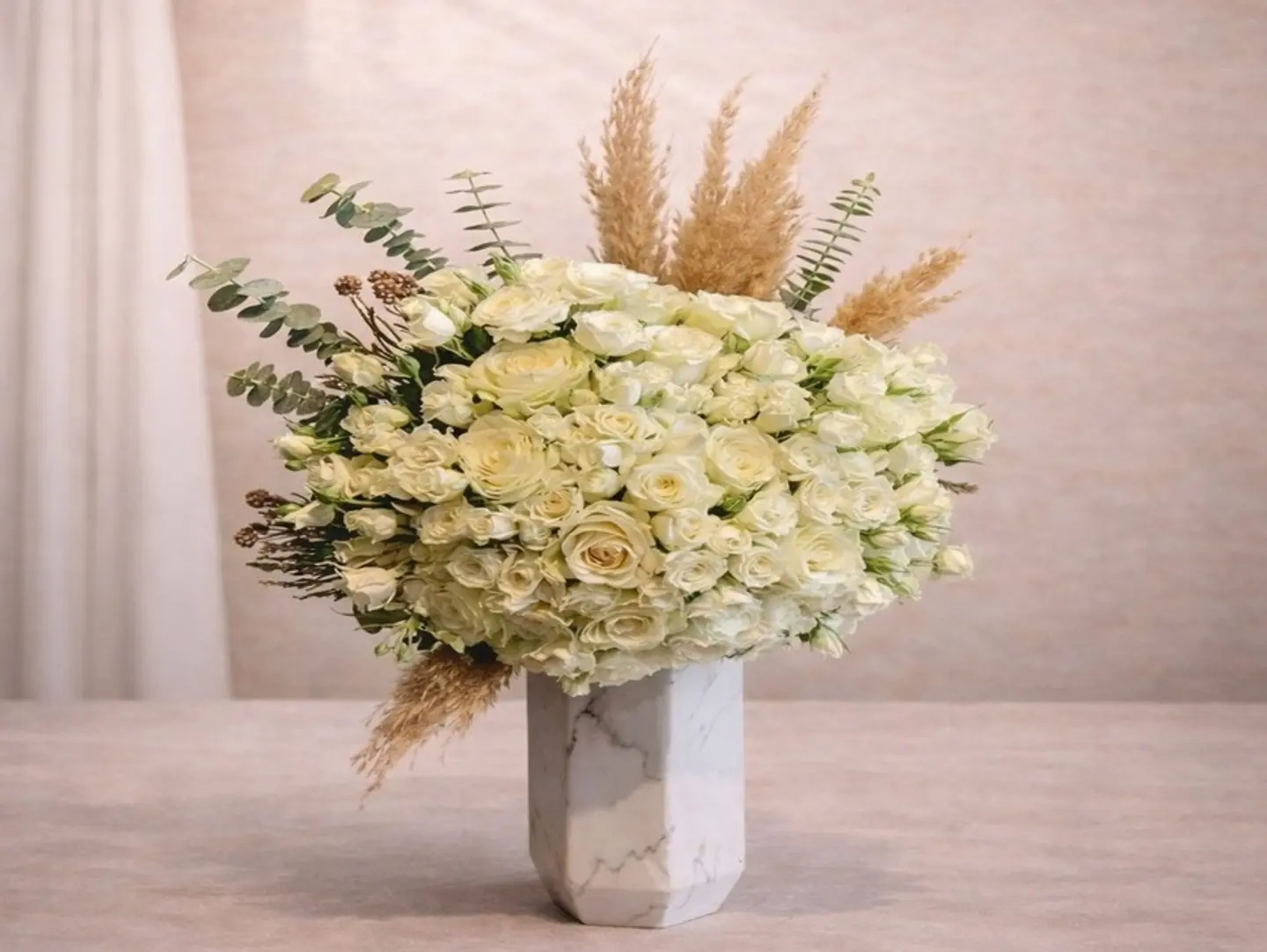 فازة الابيض بالريش