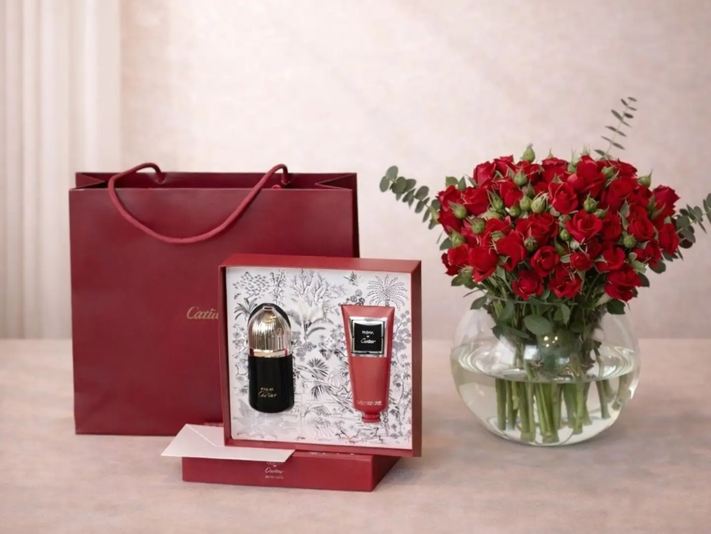 عطر باشا كارتييه مع فازة ورد