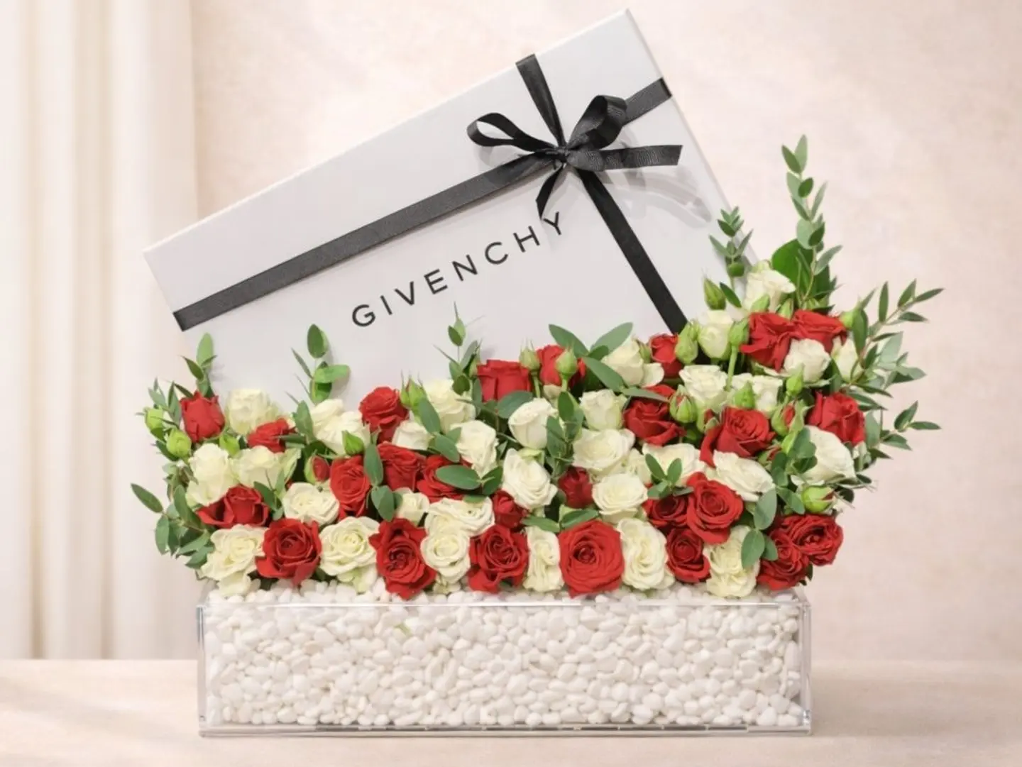 شماغ جيفنشي مع الورد الطبيعي