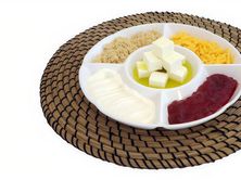 صحن أجبان مشكل