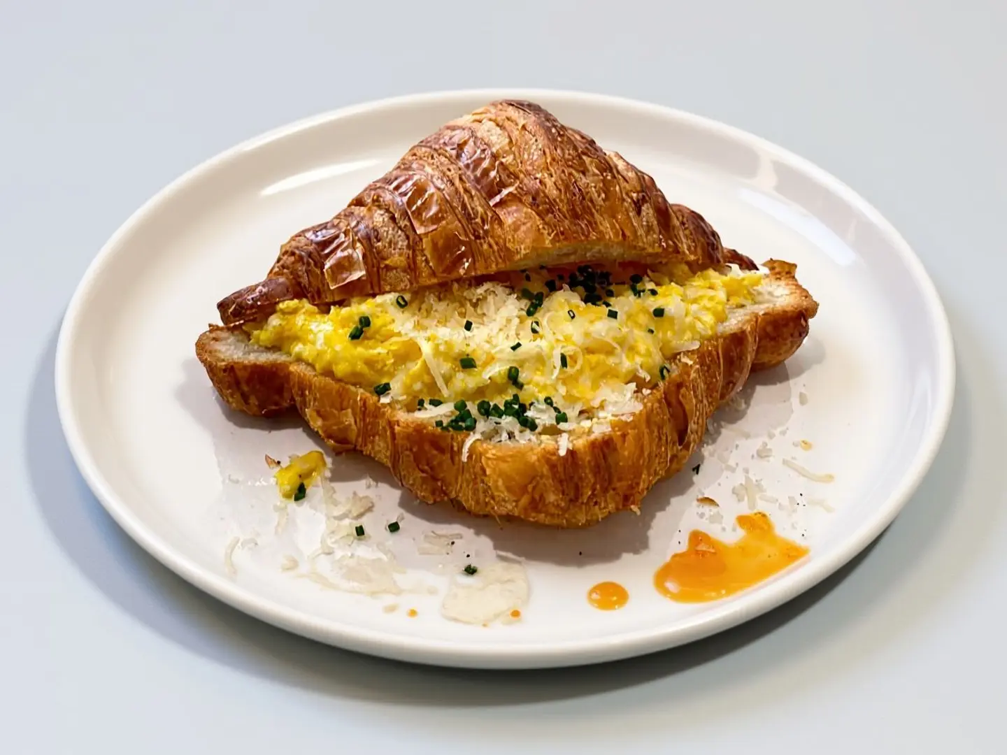 كروسان محشي بالبيض والكمأة