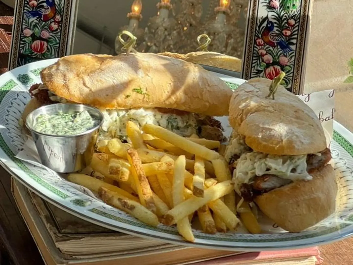 ساندوتش دجاج مقلي مقرمش على خبز باغيت