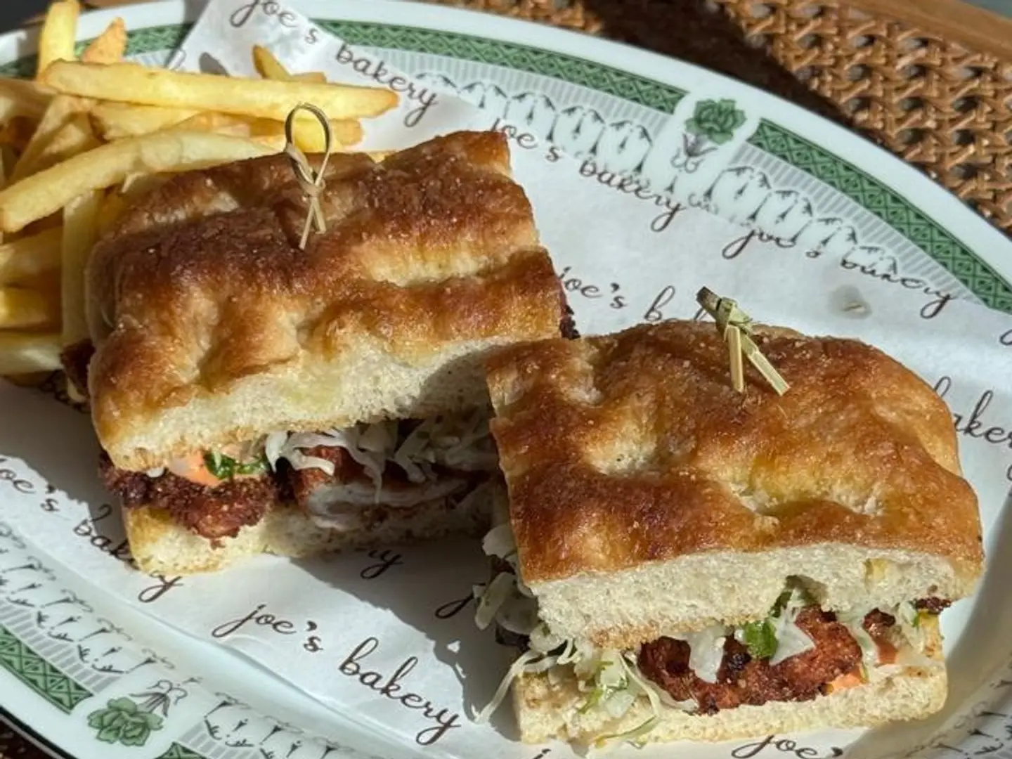 ساندوتش فوكاتشيا بالدجاج المقرمش