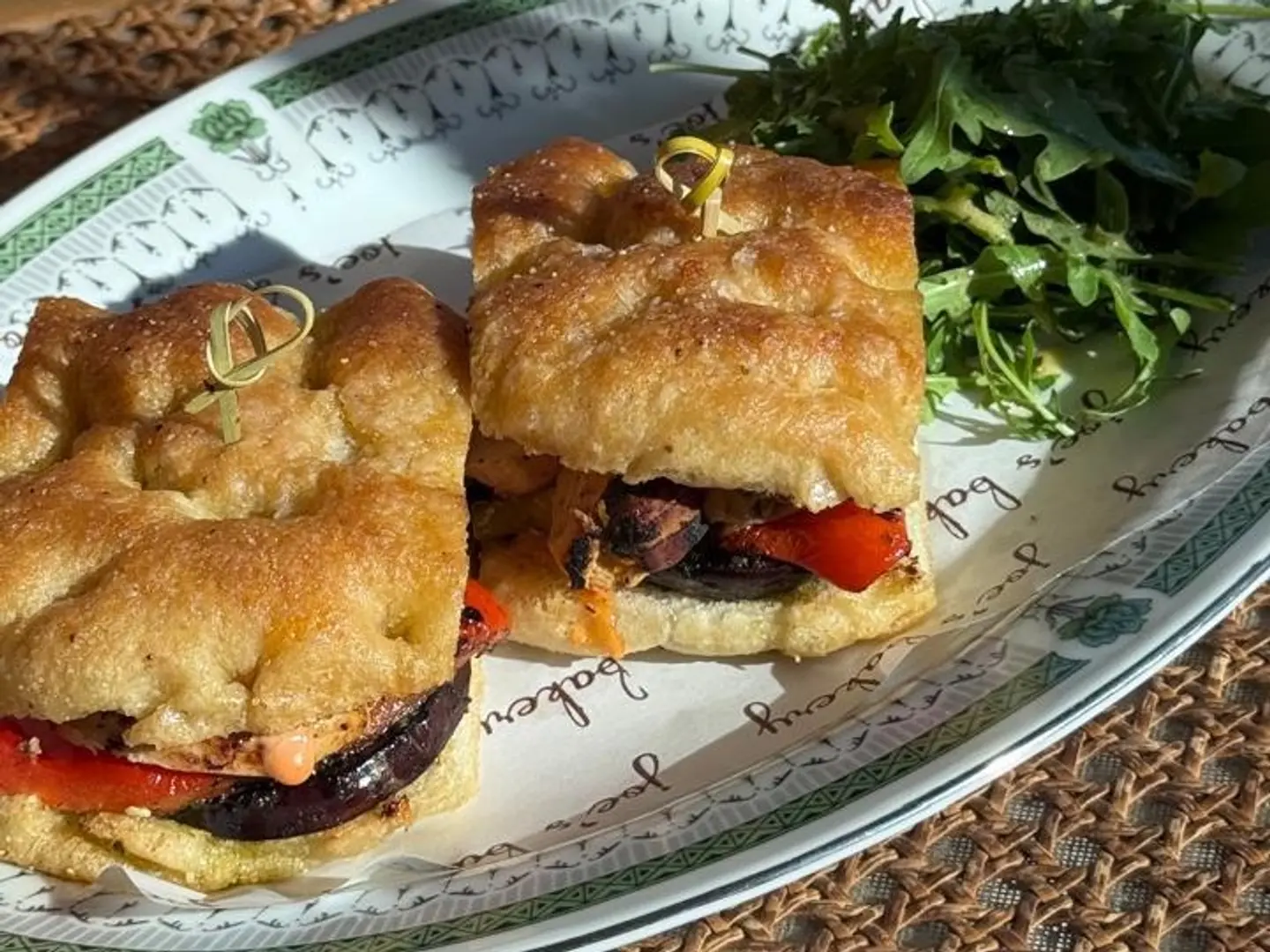 ساندوتش فوكاتشيا بالدجاج المشوي والخضروات