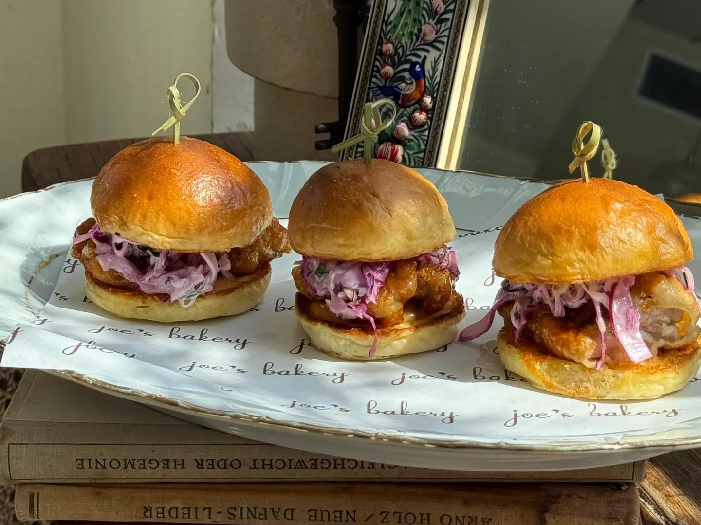 سلايدر دجاج بصلصة القيقب والميرمية