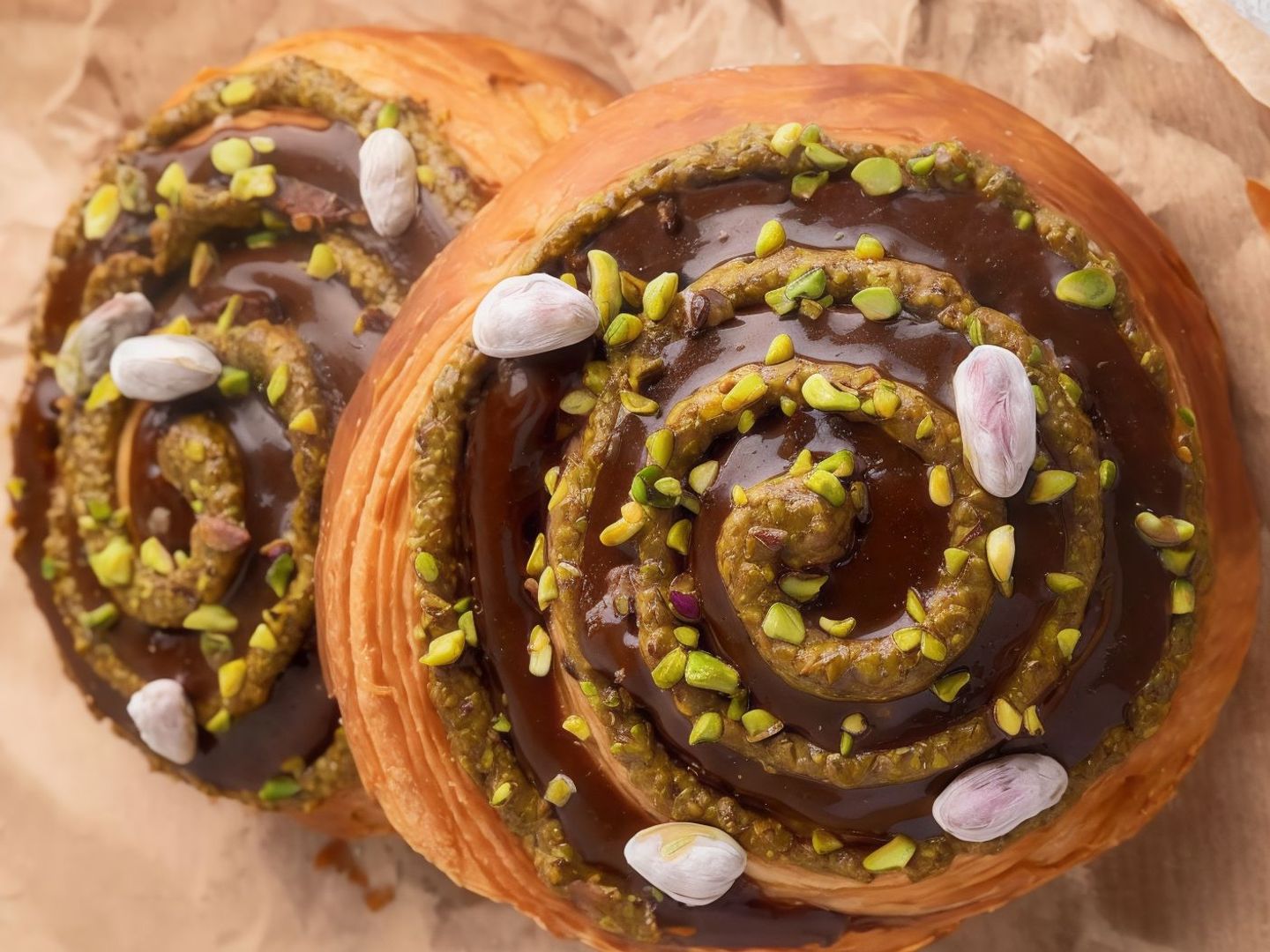 رول الفستق