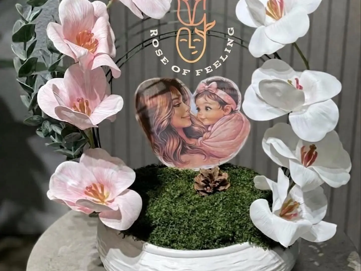 A Special And Unique Feather Vase