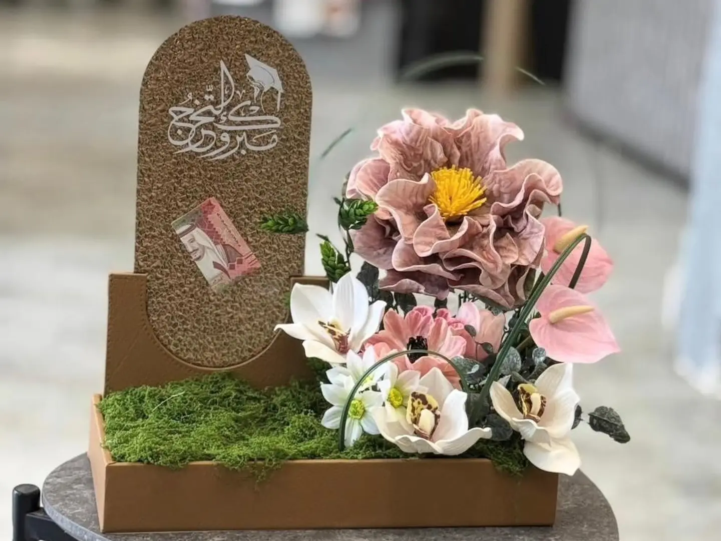ستاند هدية للخريج بالورد الراقي