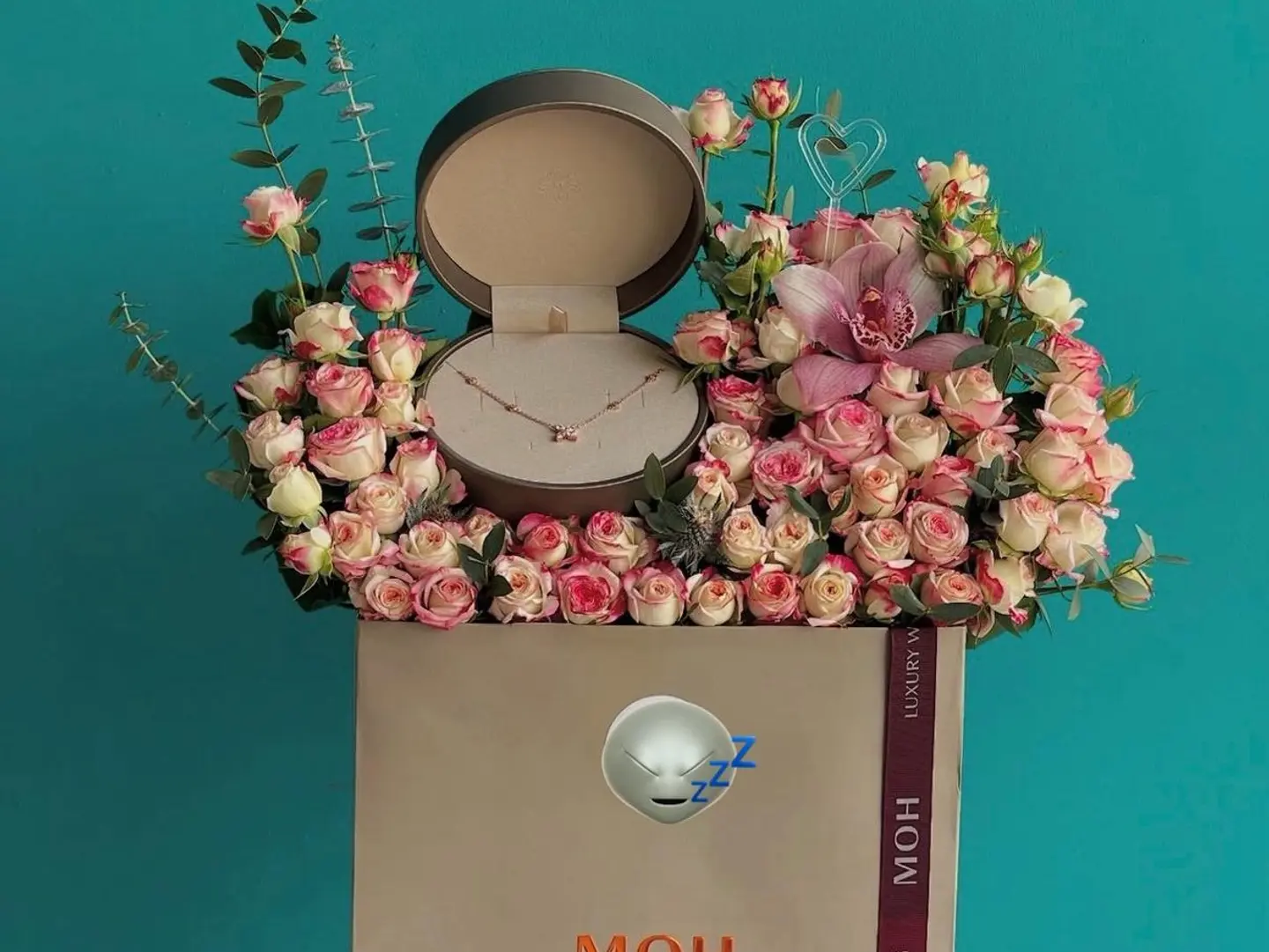 A Very Luxurious Gift With An Eye Catching Arrangement
