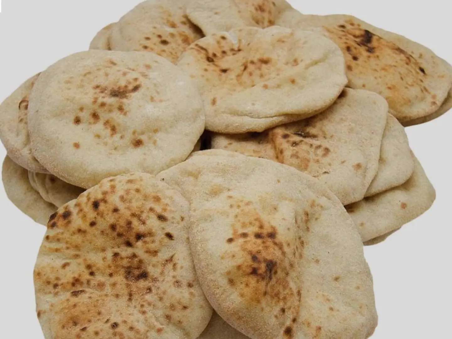 ثلاث حبات خبز بلدي
