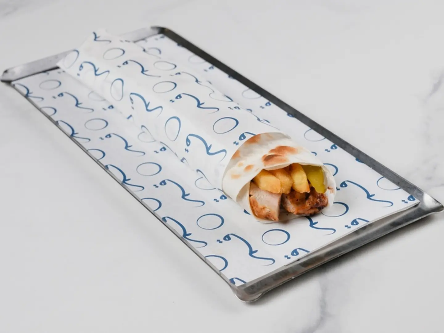 دجاج مشوي مع ثوم كريم، كبيس، وبطاطا مقلية.