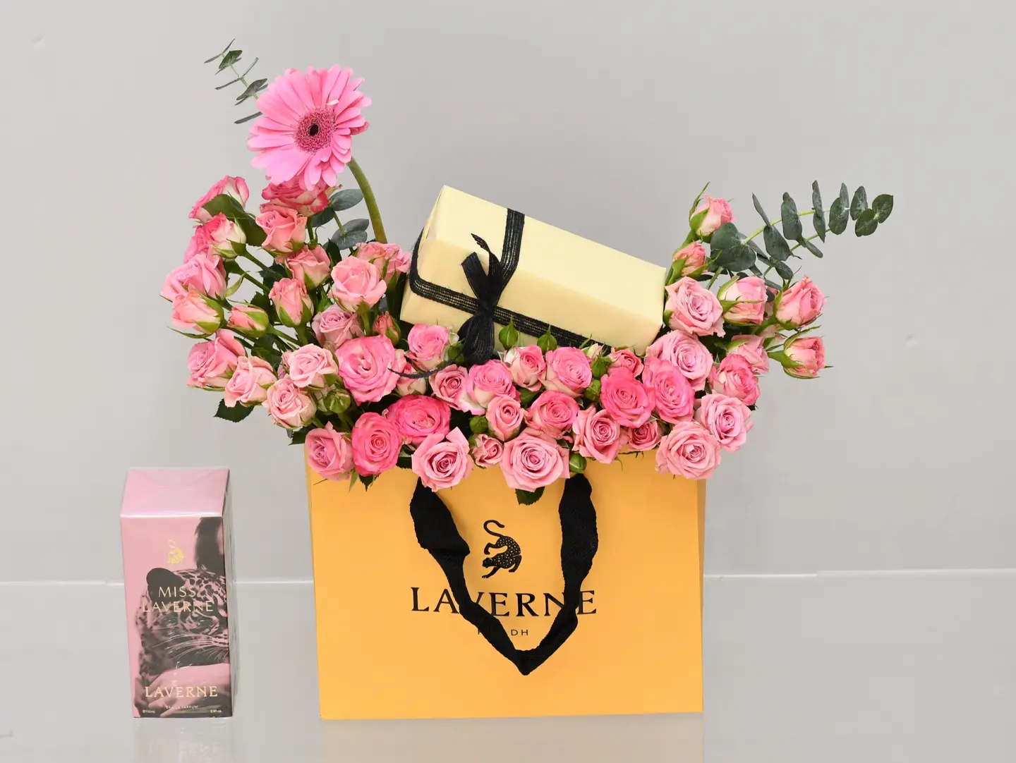 عطر مس لافيرن مع الزهور