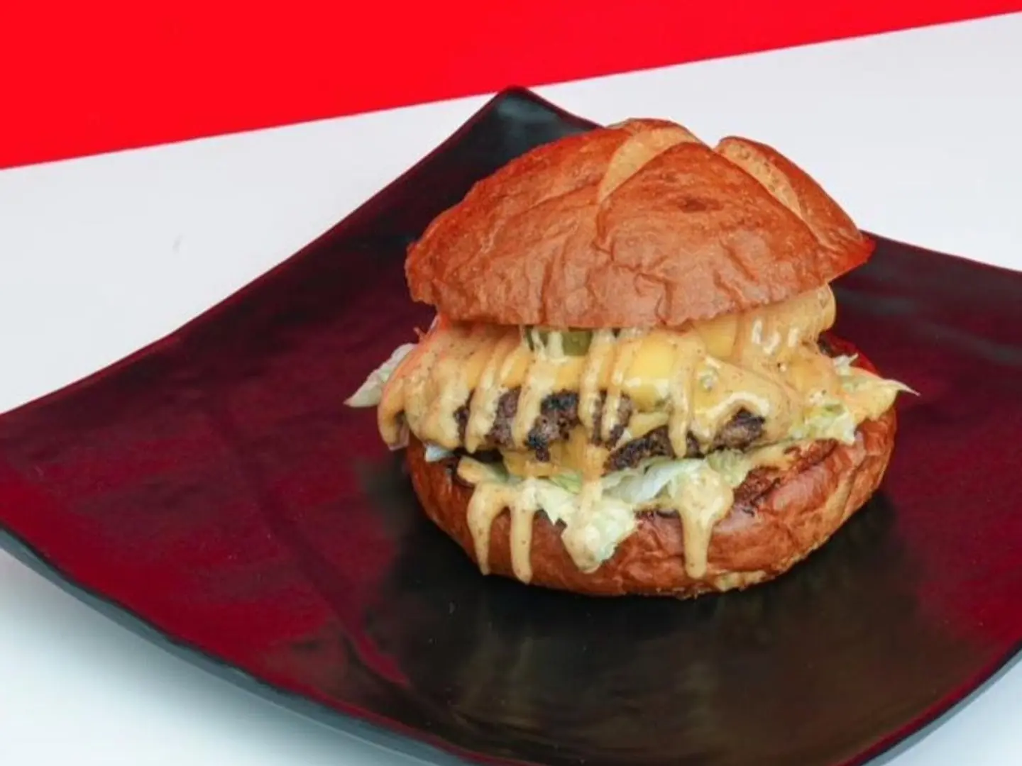 وجبة ترافل برجر مع بطاطس وبيبسى