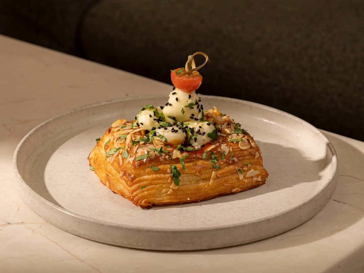 الطماطم الكرزية والموزاريلا الدنماركية